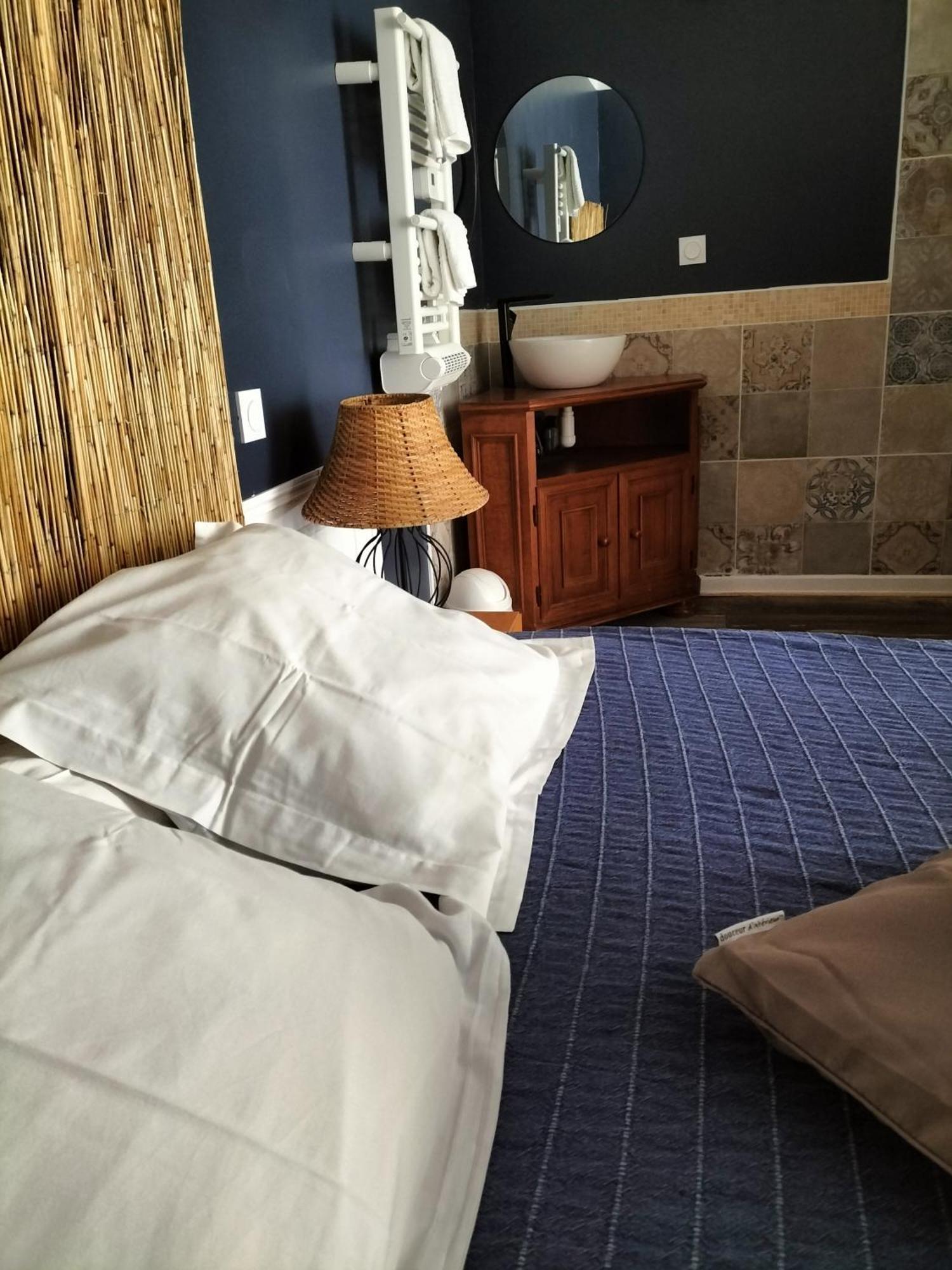 Hotel Les 2 Tours Chenay  Exterior foto