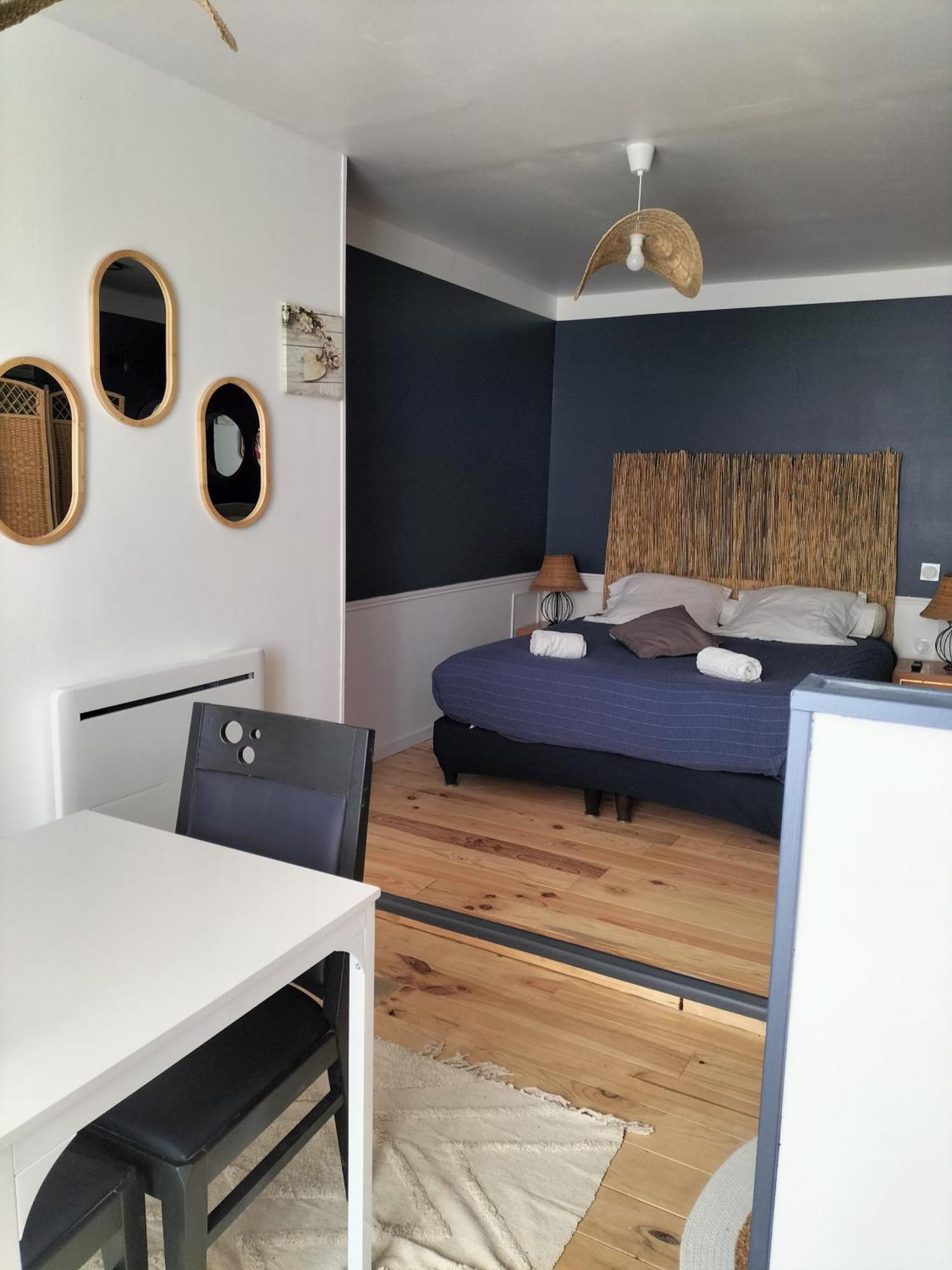 Hotel Les 2 Tours Chenay  Exterior foto